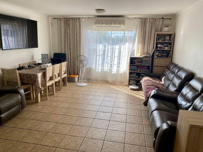For Sale: House in Kleine Kuppe with 2 bedrooms, garage, and city access.