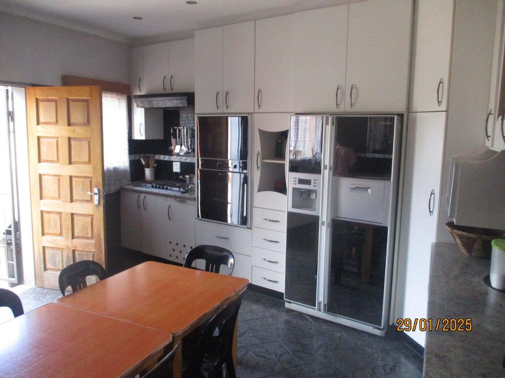 General view of the kitchen with modern build in appliances. 