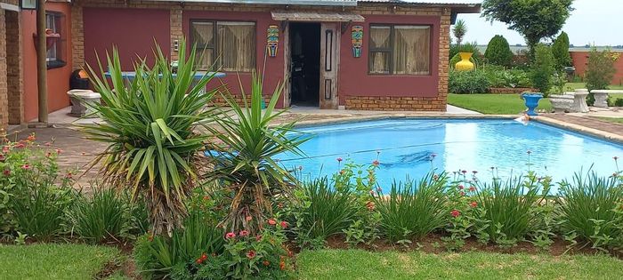 Helderstrome Small Holding For Sale: Workshop, farming land, multiple dwellings, and amenities.