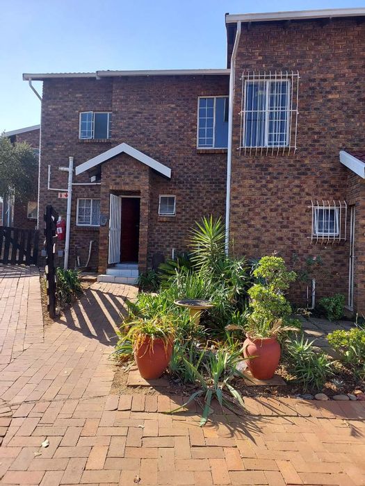 Property #2262506, Townhouse for sale in Van Riebeeck Park