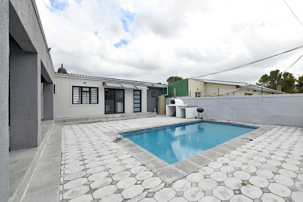 Claremont House For Sale 6 Bedrooms, Pool, Pizza Oven, Flatlet, CCTV