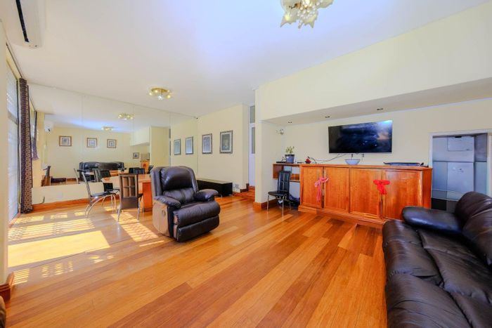 Killarney Townhouse For Sale: 3 Bedrooms, private garden, security, parking, close amenities.