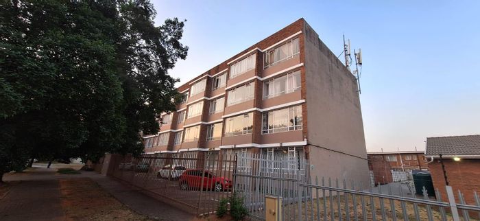 Ground floor apartment in Parkdene with 1.5 bedrooms and secure parking. For Sale.