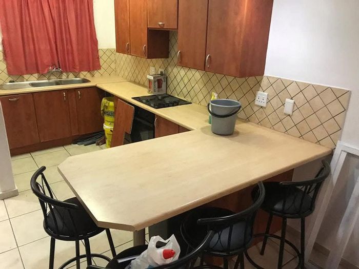 Klein Windhoek Apartment To Rent: 3 bedrooms, 2 bathrooms, secure parking, braai area.