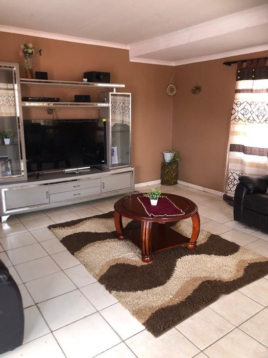 For Sale: House in Okahandja Central with 4 bedrooms and 3 bathrooms.