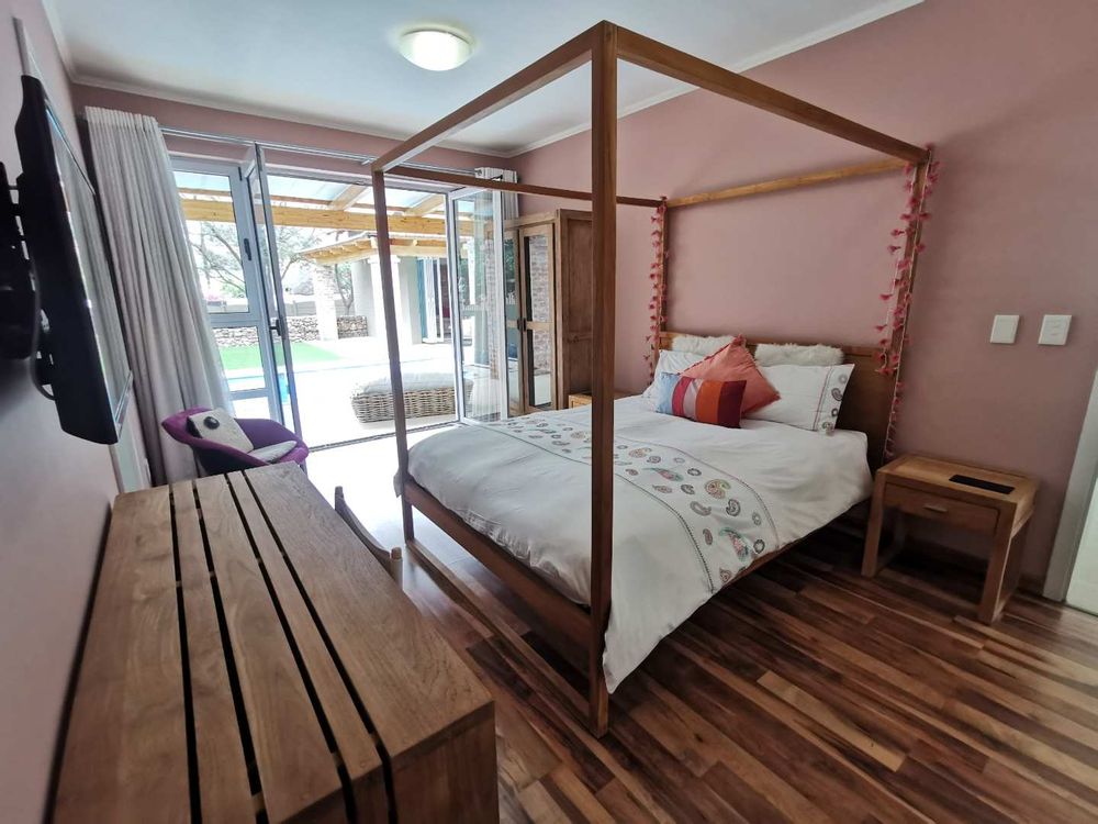 GROUNDFLOOR - ONE OF THE 3 BEDROOMS 