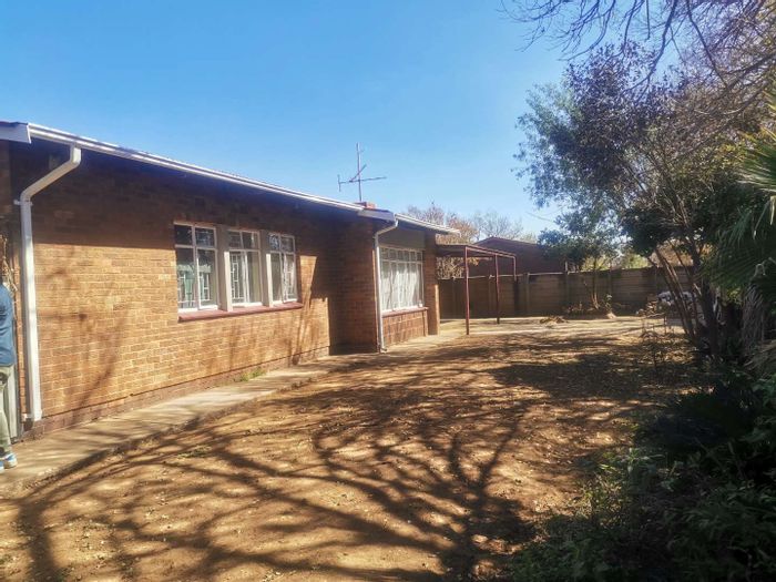 House for Sale in Vanderbijlpark Central East: 3 Bedrooms, Double Garage, Versatile Back Room.