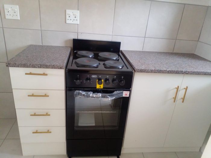 Newly renovated apartment in Sunnyside, for sale, close to amenities and transport.