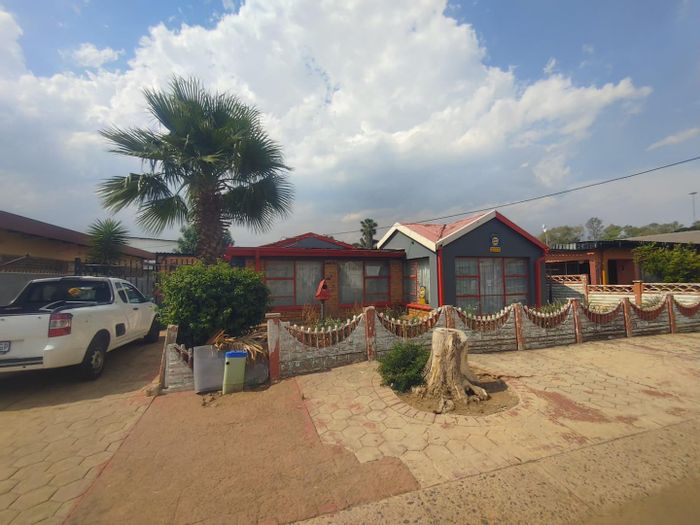 3-bedroom house in Eersterust to rent; near transport, schools, and amenities.