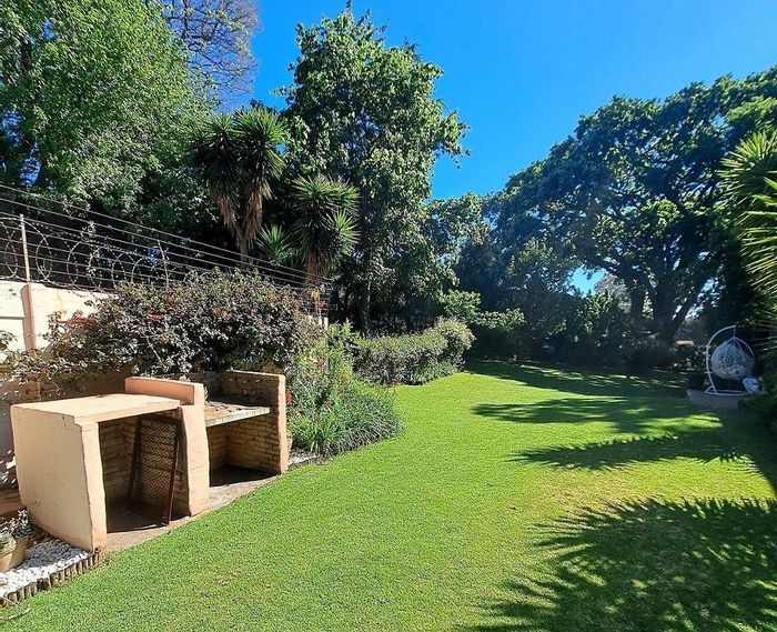 Northcliff Apartment To Rent: 2 bedrooms, garage, gardens, braai area, ground floor.