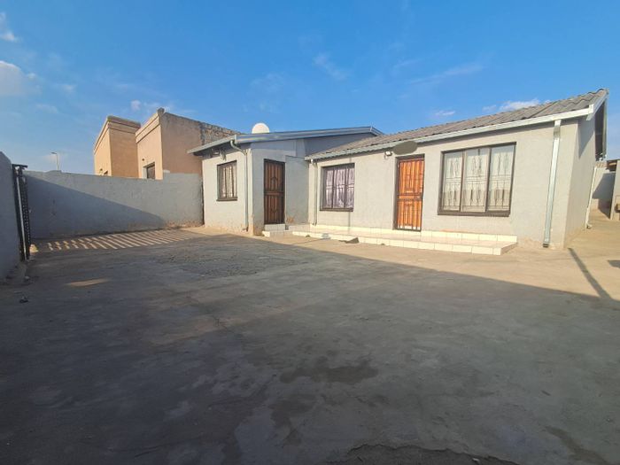 For Sale: Versatile 2-bedroom house in Tembisa Central with rental income potential.