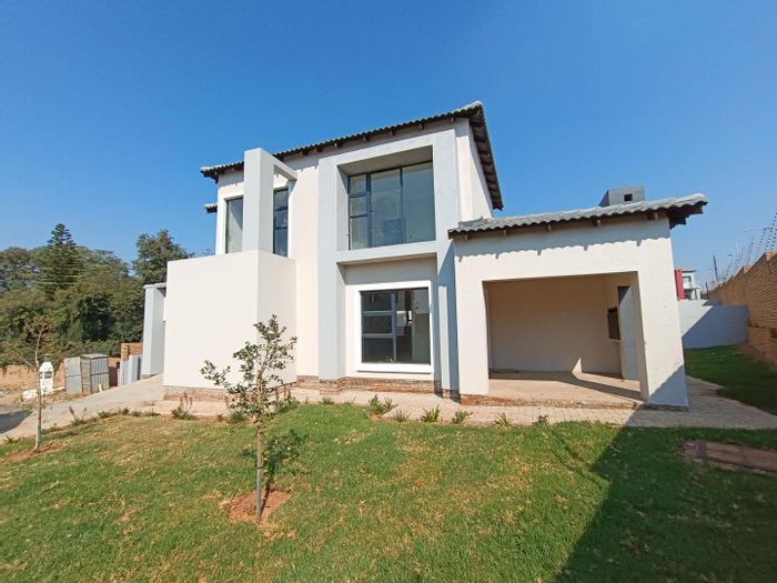 Brand New 4 Bed Townhouse in Thatchfield Estate, Rua Vista - For Sale