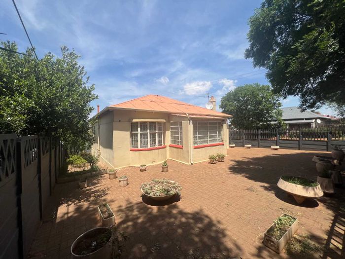 For Sale: House in Roodepoort North with spacious bedrooms, cottage, and large yard.