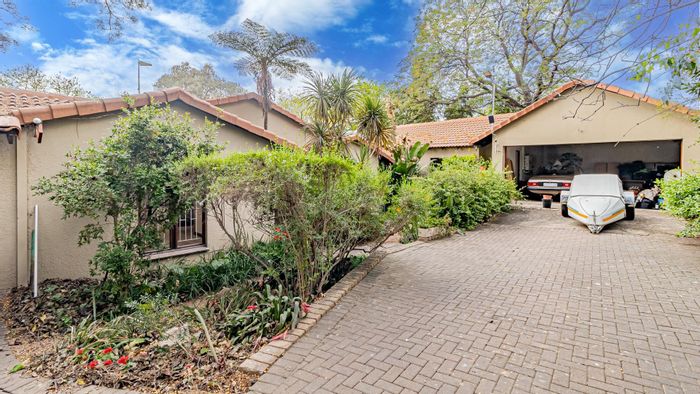 Buccleuch House For Sale: 3 beds, flatlet, pool, garden, close to amenities.