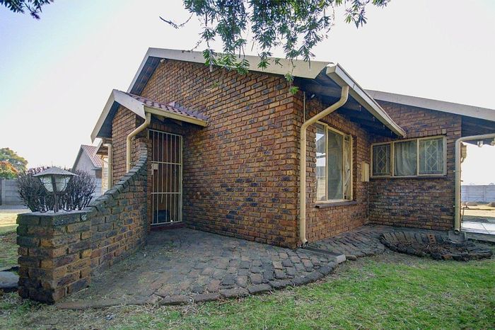 For Sale: House in Mayberry Park with 4 bedrooms, large grounds, and carports.