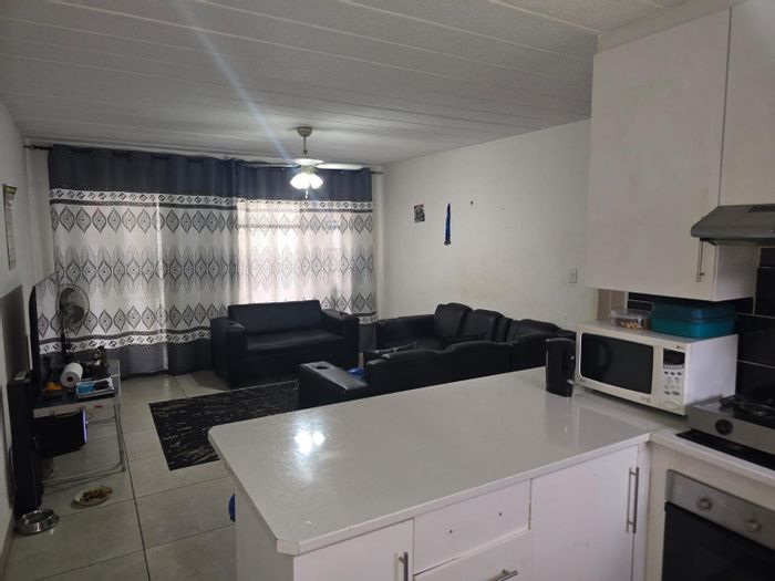 Meyersdal Apartment For Sale: 2 beds, pool, braai area, patio space.