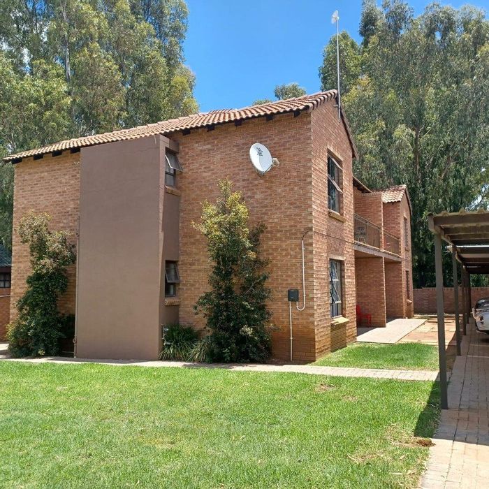 Langenhovenpark Townhouse To Rent: 2 beds, pool access, fiber ready, double carport.