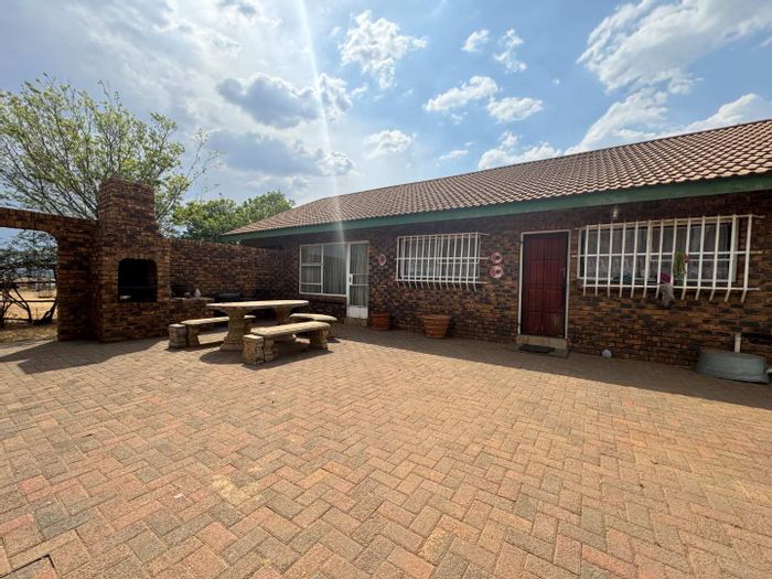 Henley On Klip House To Rent: Four bedrooms, two lounges, study, braai area.