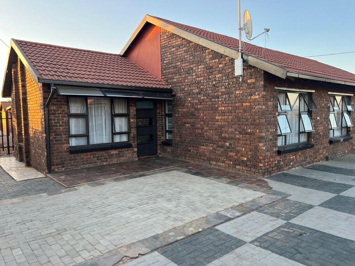 Property #2423218, House For Sale in Mmabatho Central