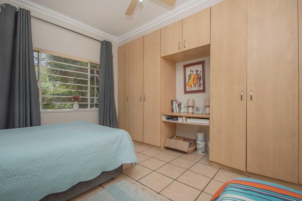 2nd bedroom cupboards