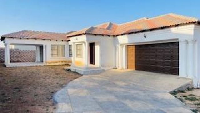 For Sale: House in Strubenvale with 3 bedrooms, double garage, and large yard.