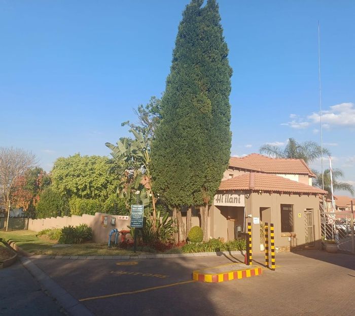 Northwold Apartment To Rent: 3 beds, 2 baths, garden, pool access, secure complex.