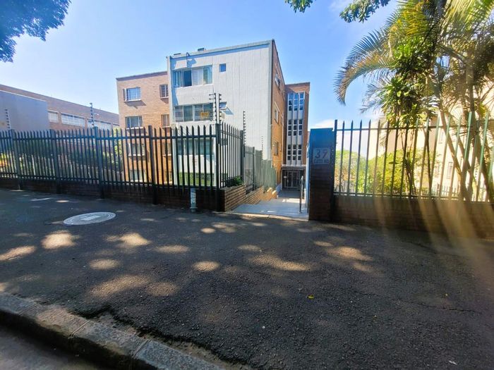 Berea Apartment For Sale: 1.5 bedrooms, garage, close to amenities and transport.