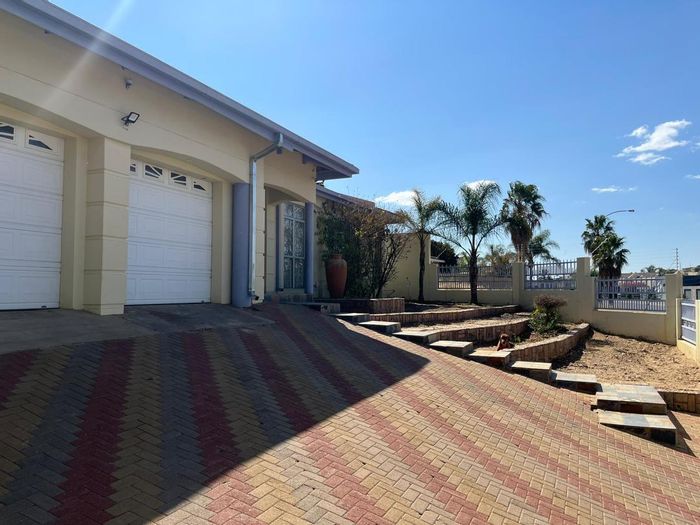 5 Bedroom House To Rent in Olympia with Pool, Study, and Double Garage.