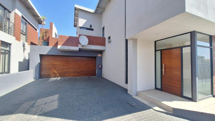 Greenside Cluster To Rent: 3 beds, garage, balcony, secure complex, convenient location.
