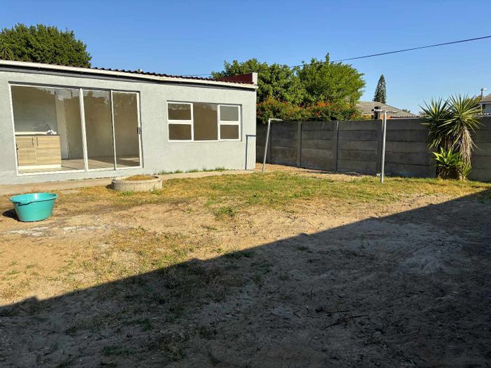 Apartment To Rent in Protea Heights: Shared garden, secure parking, prepaid utilities.