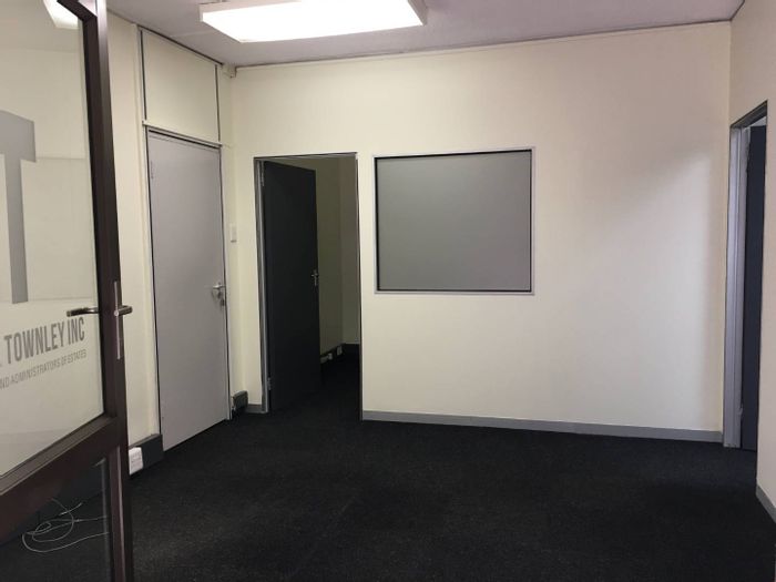 Office To Rent in Greenacres: Secure business park, parking, communal amenities.