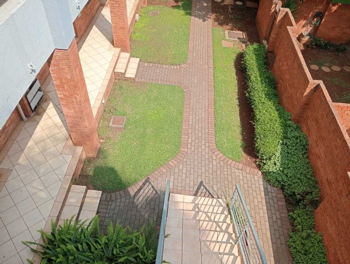 Die Hoewes Apartment To Rent: 2 Bedrooms, secure complex, balcony, garage, no load shedding.