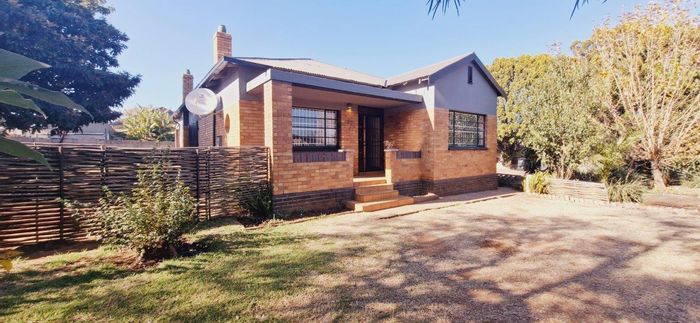 4-Bedroom House in Alberton Central For Sale with spacious living, garden, and study.