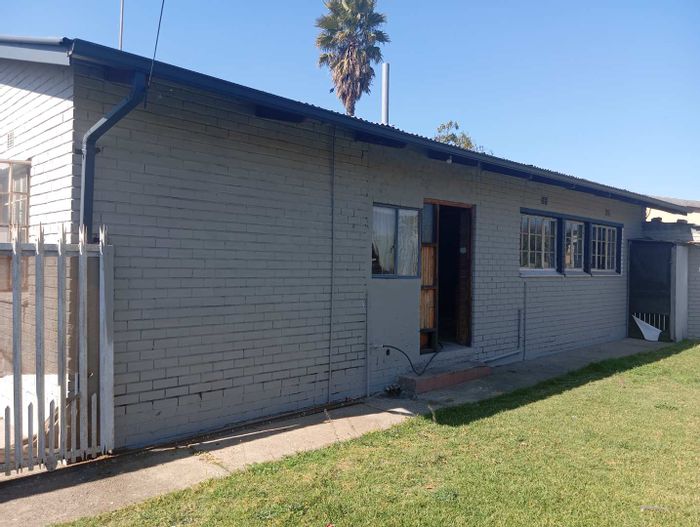 House for Sale in Vanderbijlpark Central East 2: 3 beds, flatlet, spacious yard.