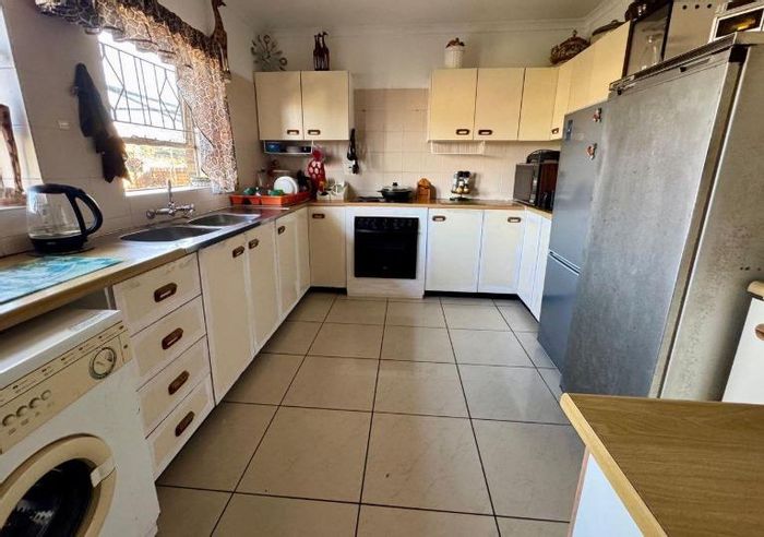 3-Bedroom Townhouse in Arboretum For Sale with Double Garage and Pet-Friendly Policy.