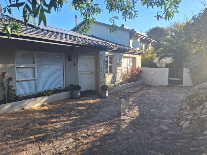 Cottage To Rent in Northcliff: 2 Bedrooms, panoramic views, solar backup.