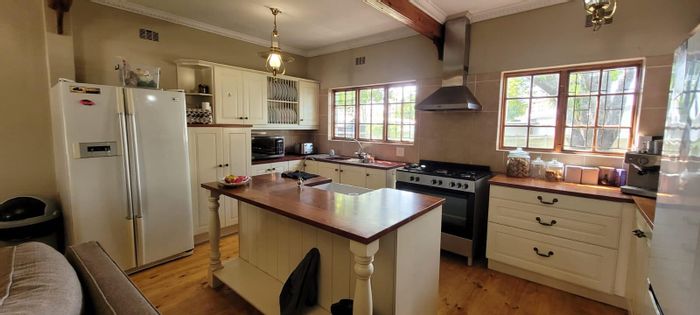 George East House For Sale: 4 Bedrooms, spacious lounge, braai area, double garage.