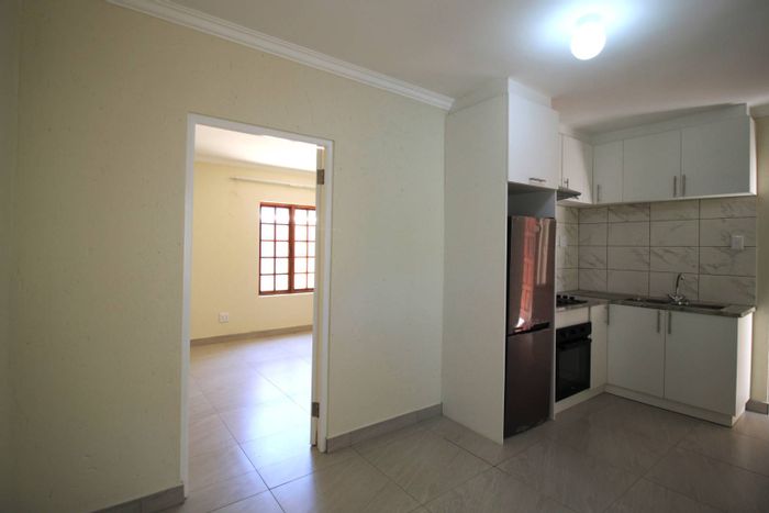 Cottage To Rent in Fourways Gardens: 1 bedroom, open plan kitchen, garden access.