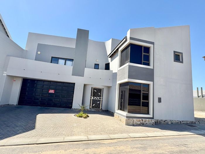 3-Bedroom House To Rent in Long Beach with BBQ, Jacuzzi, and garage.