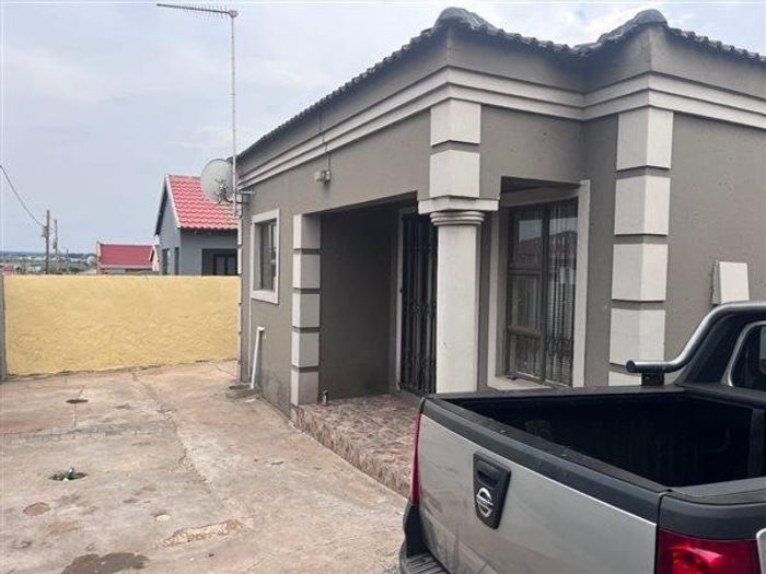 For Sale: House in Roodekop with 3 bedrooms, ensuite, and convenient location.