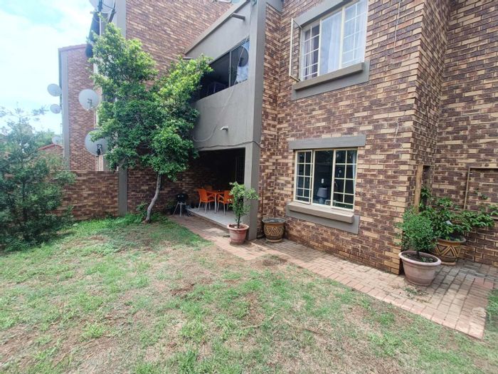 Eco Park Townhouse For Sale: 2 beds, garden, pool, clubhouse, pet-friendly.