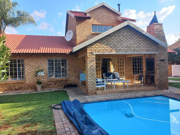 Clubview House For Sale: 3 beds, pool, study, solar, near schools and shops.
