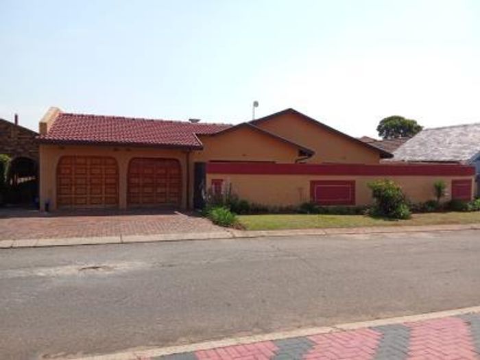 Diepkloof Zone 2 House For Sale: 5 bedrooms, double garage, two cottages, ample parking.