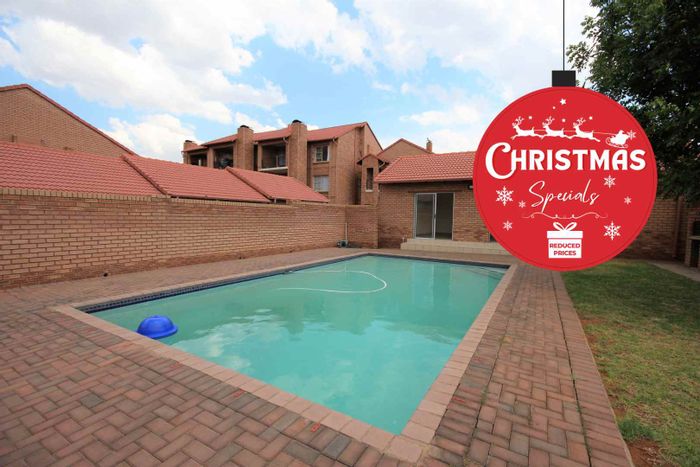 2 Bed, 2 Bath Apartment in Hazeldean with pool, clubhouse, and security. To Rent.