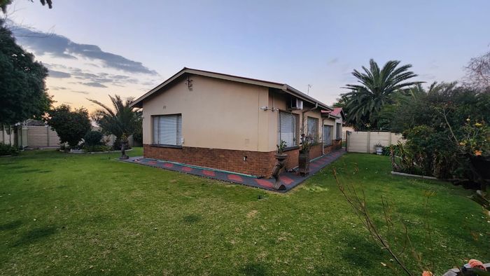 For Sale: House in Vanderbijlpark Central East 4 with 3 beds, flatlet, security features.