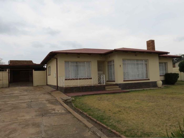 Northmead House To Rent: 3 bedrooms, spacious yard, fiber ready, near amenities.