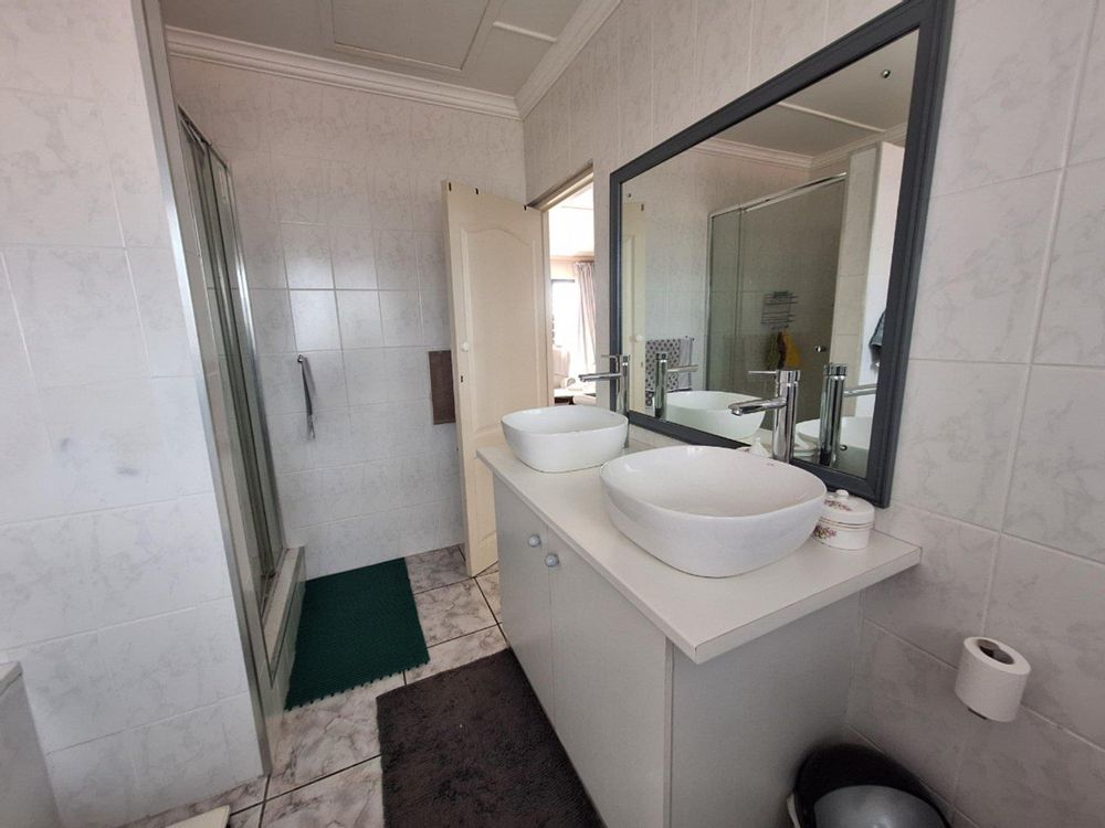 En-Suite Main Bedroom