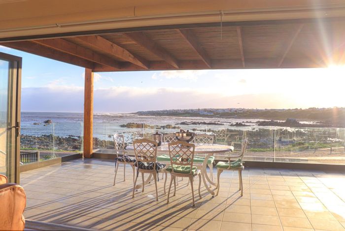 Furnished 3-bedroom house with sea views, patio, and security in Onrus.