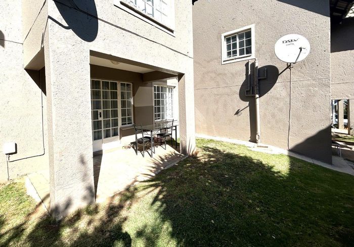 Bassonia Townhouse For Sale: 24hr security, communal pool, spacious living areas.