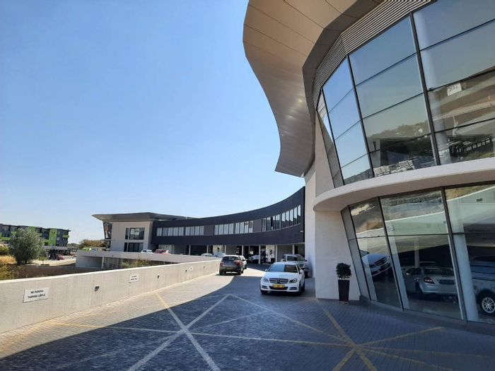 For Sale: Office in Southern Industrial Area with 399 sqm space and 11 parking.